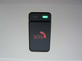 急病時や危険を感じた時、SOSコールスイッチを押すと専門のオペレータに繋がって、警察や消防への連携をサポートしてくれます。また、万が一の事故発生時には、エアバッグ展開と連動して自動通報します。