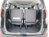 広くて使いやすい。薄型のサードシートにより、スペースアップ時の荷室幅を確保。また、ラゲージ床下に床下収納を設定することで、観葉植物など高さのある荷物の収納性も優れています。