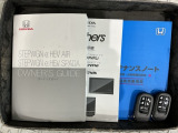 スマートキーは鍵をバッグに入れたままでもドアロックの開閉やエンジンのON・OFFができます。夜間や雨の日も鍵を探さなくて良いので便利です。