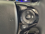 ハンドルにHondaセンシング系のクルーズコントロールやレーンキープアシストなどの操作スイッチが装備されています。ハンドルから手を離さず安全に操作できます。