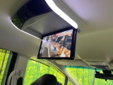 【フリップダウンモニター】大画面モニターで後席でもエンタメをお楽しみいただけます。小さなお子様にも大人気の装備です♪