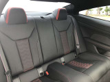 後席も使用感はさほど感じず、運転席・助手席同様に清潔感があります。後席シートもしっかりと作り込まれていますので、座り心地も悪くありません。是非、実車にてご確認下さい。