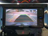 バック時目視しにくいクルマの周囲をカメラで映し出し、安全・安心駐車をサポート♪バックの苦手な方も後ろがハッキリ見えるので安心ですよ♪