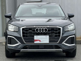 シングルフレームグリルはAudiの象徴的なデザイン要素であり、一目でAudiとわかるスタイル、大きくて迫力のある形状が車のスポーティな印象を強調しており、魅力的なデザインとなっています。