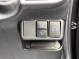 【レーンディパーチャーアラート(LDA)】クルマが車線または走路から逸脱する可能性がある場合に、ブザーまたはハンドルの振動により注意をうながします。機能には限界があるためご注意ください。