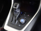 電動パーキングブレーキ・ブレーキホールドを装備してます。ホールド機能は信号待ちが多い一般道で疲労軽減になり、大好評です!