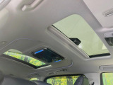 【サンルーフ】開放感たっぷりの希少装備、サンルーフが装着されています!車内に明かりを取り入れたり景色を楽しむ以外にも、車内の空気も簡単に換気できて快適です!