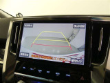 車庫入れや駐車で威力を発揮するのがバックモニター!ナビディスプレイに後ろの様子が映し出されるから安心です。