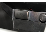 小物の収納に便利なセンタートレイには携帯等のデバイスの充電可能なUSB出力電源付です。