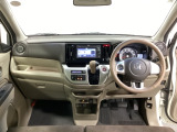 車内は光触媒抗菌消臭施工済です。インパネ周りはスタイリッシュなデザインです。グローブボックスやカップホルダーのほかにトレーなどたくさんの収納スペースが付いています。