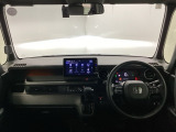 開放感のある運転席まわり! 運転席からの視界は良好です!!