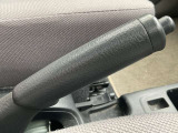 手引き式パーキングブレーキです。