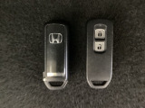スマートキーを装備しています。鍵を差し込むことなくドアロックの開け閉めと、スタートボタン操作でのエンジンスタートができます。スペアキーも同じものを用意しております。