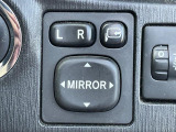 【電動格納ミラー】サイドミラーは電動格納式となっており、狭い駐車場でもキズがつくリスクを抑えられます。
