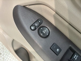 狭い駐車場で便利な電動格納ドアミラーが付いています。
