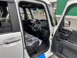 【運転席】座り心地が良いシートなので長時間の運転でも快適にお過ごしいただけます。新品のフロアマットのご注文も可能です。掲載箇所以外にご希望の写真がございましたらお気軽にお問い合わせ下さい。
