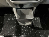 センター中央下部には小物などを収納できるスペースを確保しています。