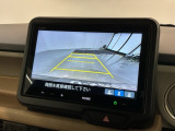 リバースギアに入れるだけで後方の表示へ切り替わります。夜間や雨の日の駐車も楽になりますよ。