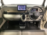 車内は光触媒抗菌消臭施工済です。スタイリッシュなデザインで暖かみのあるインパネ周りを演出します。グローブボックスやカップホルダーのほかにトレーなどたくさんの収納スペースが装備されています。