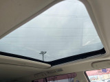 【サンルーフ】開放感たっぷりの希少装備、サンルーフが装着されています!車内に明かりを取り入れたり景色を楽しむ以外にも、車内の空気も簡単に換気できて快適です!