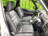 運転席まわりには十分なスペースがあり、大柄な方でもゆったり運転していただける環境です。