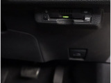夜間走行でも安心のLEDへッッドライト搭載車です。とても明るく白い光で照らします。この装備も人気のアイテムですね