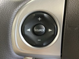 ステアリングスイッチがついていますので、オーディオのチャンネル変更、ボリューム、ジャンル変更が操作可能です。ハンドルから手を離さず安全に操作できます。