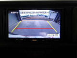 バックモニター付きで慣れない駐車場や車庫入れをサポートします。