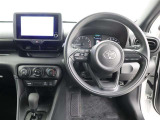 高いホールド性で運転姿勢が安定します。長距離ドライブでも疲れにくいのが魅力です。快適なドライビングライフをお送りください♪