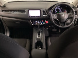 車内は光触媒抗菌消臭施工済です。スタイリッシュなデザインでスポーティなインパネ周りを演出します。グローブボックスやカップホルダーのほかにトレーなどたくさんの収納スペースが付いています。
