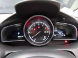 MAZDA2のメーター部です。華美な装飾を避け、必要な情報を瞬時に読み取れる様にデザイン・配置されています。