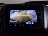 バックカメラの画像です。ガイドラインがスムースな車庫入れをサポートいたします。車庫入れの安心感がアップしますね。