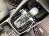 自然に手が届く距離に配置されたシフトレバー。