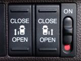 運転席からもスライドドアをボタン操作でスピーディーに開閉できます!またスマートキーでも操作できるので便利です。