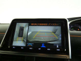 パノラミックビューモニター付きです。車両を上から見たような映像を画面に表示。運転席からの目視だけでは見にくい、車両周辺の状況をリアルタイムでしっかり確認できます。