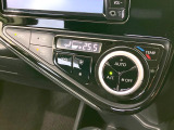 【オートエアコン】一度お好みの温度に設定すれば、車内の温度を検知し風量や温度を自動で調整。暑い&hellip;寒い&hellip;と何度もスイッチ操作をする必要はありません。快適な車内空間には必須の機能ですね♪