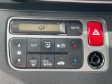 【オートエアコン】一度お好みの温度に設定すれば、車内の温度を検知し風量や温度を自動で調整。暑い&hellip;寒い&hellip;と何度もスイッチ操作をする必要はありません。快適な車内空間には必須の機能ですね♪