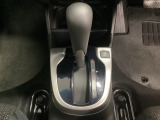 CVT車のセレクトレバーです。低速から高速まで、変速ショックのないスムーズな走りを実現するとともに、エンジン効率のよい領域を維持することで燃費にも貢献します。