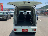 バックドアは雨でも荷が濡れにくい上開き跳ね上げ式。間口も広いので作業もはかどりそうですね!