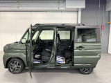 スライドドアを開ければ、乗り降り、荷物の積み降ろしに充分な開口部ですね。