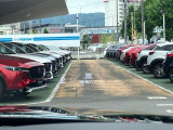 フロントガラスへの投影型であるヘッドアップディスプレイ。車速や交通標識、ナビゲーションの案内などの情報が映し出されます!