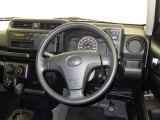 運転席まわりです。 各操作スイッチは使いやすい位置に配置されてます。