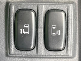 【両側パワースライドドア】スマートキーや運転席のスイッチで後席両側スライドドアの開閉が可能♪電動だから力を入れてドアを開ける必要が無く、小さなお子様でも簡単に開け閉めでき快適です♪