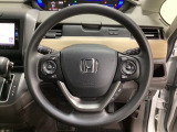 ハンドルにHondaセンシング系のクルーズコントロールやレーンキープアシストなどのスイッチと、オーディオの操作スイッチが装備されています。ハンドルから手を離さず安全に操作できます。