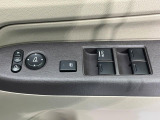 【電動格納ミラー】サイドミラーは電動格納式となっており、狭い駐車場でもキズがつくリスクを抑えられます。