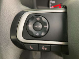 運転中、オーディオの操作をしてて、ハッとしたことはありませんか?ステアリングスイッチは、運転中でもハンドルでオーディオの操作が可能です。安全なドライブをサポートします。