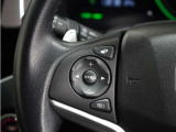 ハンドルにオーディオ操作用スイッチを備え、手を放さずに操作可能。安全性と利便性を両立しています。