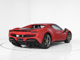 エクステリアは、フェラーリのモータースポーツへの情熱を象徴する鮮やかな「Rosso Corsa」を纏っています。
