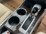 運転席と席助手席横には専用のドリンクホルダーがあります