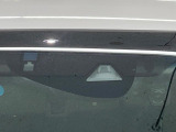 【衝突軽減装置】走行中に前方の車両等を認識し、衝突しそうな時は警報とブレーキで衝突回避と被害軽減をアシスト。より安全にドライブをお楽しみいただけます。